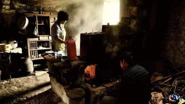 農村燒火做飯 農村(cūn)燒火做飯(fàn)
